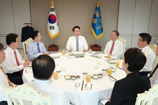 윤석열 대통령이 18일 서울 용산 대통령실 청사에서 국민의힘 김기현 대표, 윤재옥 원내대표, 유의동 정책위의장, 이만희 사무총장 등 당 지도부와 오찬 회동을 하고 있다. 대통령실 제공