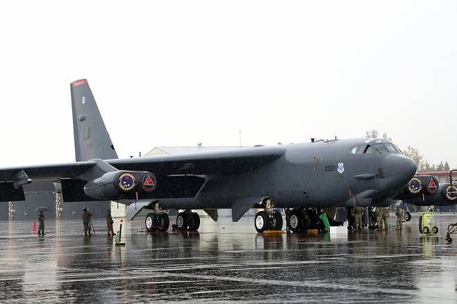 A US Air Force B-52H strategic bomber rests on the tarmac, stationed at a South Korean Air Force base in the city of Cheongju, North Gyeongsang Province.(Kookbang Ilbo)