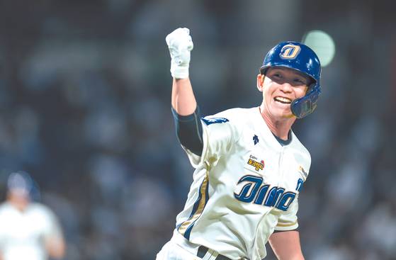 Seo Ho-cheol of the NC Dinos rounds the bases after hitting a grand slam in the fourth inning of the first game of the Wildcard Series between the Dinos and the Doosan Bears at Changwon NC Park in Changwon, South Gyeongsang on Thursday.  [YONHAP]