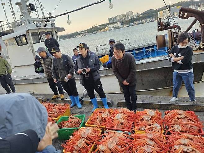 최용규 변호사가 구룡포수협 위판장을 찾아 어민들에게 인사를 하고 있다. (도울 포항사무소 제공) 2023.10.19