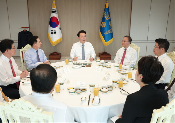 윤석열 대통령이 18일 국민의힘 신임 지도부를 용산 대통령실 청사로 초청해 오찬을 함께하고 있다. 윤 대통령과 여당 지도부는 이틀 연속 모임을 가졌다. 여당 지도부는 17일 대통령 직속 국민통합위원회 만찬 행사에 참석해 윤 대통령을 만났다. 윤 대통령을 중심으로  시계 방향으로 국민의힘의 윤재옥 원내대표, 유의동 신임 정책위의장, 대통령실의 김은혜 홍보수석, 이진복 정무수석, 국민의힘의 이만희 신임 사무총장, 김기현 대표. 대통령실 제공