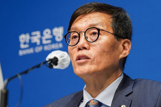 이창용 한국은행 총재가 19일 서울 중구 본관에서 금융통화위원회 통화정책방향 결정회의를 마친 뒤 기자간담회에서 발언하고 있다. 연합뉴스