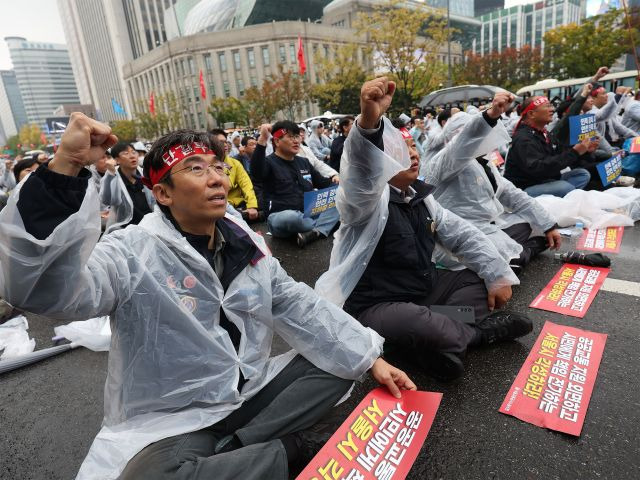 서울교통공사 노동조합 소속 조합원들이 19일 오전 서울 중구 시청역 인근에서 열린 '구조조정 저지! 지하철 안전·공공성 강화! 서울교통공사 노동자 총력투쟁 결의대회'에서 구호를 외치고 있다. 연합뉴스