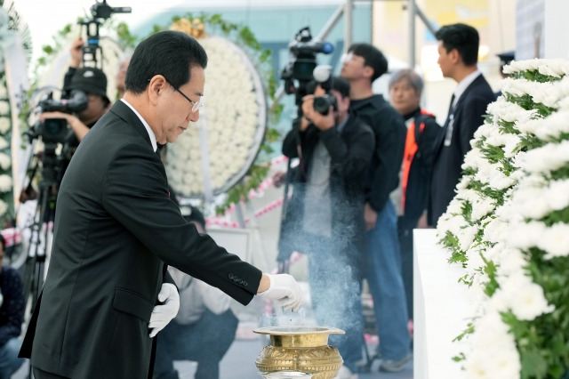 김영록 전남도지사가 19일 고흥문화회관 광장에서 열린 ‘여순 10.19사건 제75주기 합동추념식’에서 참배하고 있다. 전남도 제공