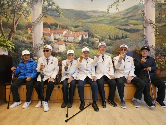 귀환 국군포로 생존자 7명이 19일 서울 구로구 한 식당에서 만나 제복을 입고 기념촬영을 하고 있다. 박준상 기자