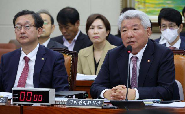 김홍일 국민권익위원장이 19일 국회 정무위원회 국정감사에서 답변하고 있다. 연합뉴스