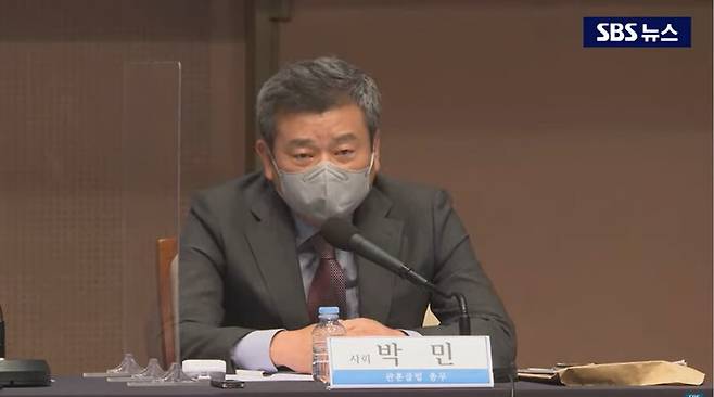 ▲박민 KBS 사장 후보자가 지난해 6월29일 관훈클럽 총무시절 원희룡 국토부장관 초청 토론회 사회를 보고 있다. 사진=SBS 영상 갈무리