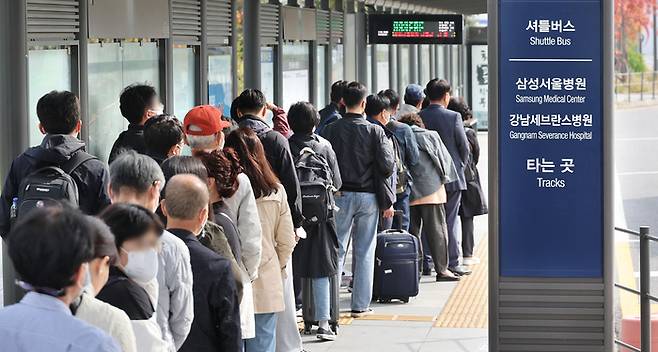 18일 서울 강남구 고속철도 수서역 앞 버스정류장에서 서울 강남 일대 대형 종합병원 진료를 받으려는 사람들이 병원 셔틀버스를 기다리고 있다. [이승환 기자]