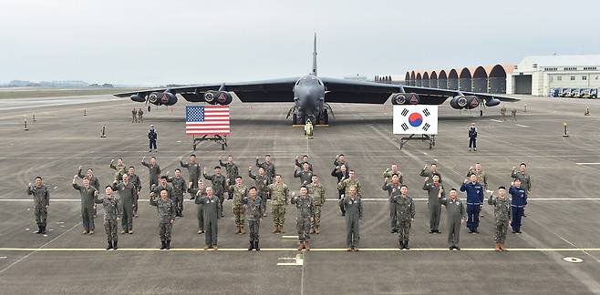 19일 핵무기를 탑재할 수 있는 미국 전략 폭격기 'B-52H'가 충북 청주 공군기지에 착륙해 있다. B-52H 전략 폭격기가 국내 기지에 착륙한 것은 이번이 처음이다. 한미 국방당국이 확장억제 실행력을 강화하기 위해 미군 전략자산을 상시 배치에 준하는 수준으로 운영하기로 합의한 데 따른 조치다. 합동참모본부