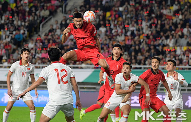 한국 수비수 김민재가 베트남과 축구대표팀 홈 평가전에서 압도적인 제공권으로 골을 넣고 있다. 사진=천정환 기자