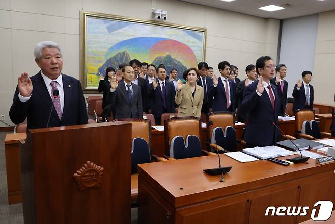 (서울=뉴스1) 황기선 기자 = 김홍일 국민권익위원회 위원장이 19일 서울 여의도 국회에서 열린  정무위원회의 국민권익위원회·개인정보위원회에 대한 국정감사에 출석해 증인선서를 하고 있다. 2023.10.19/뉴스1  Copyright (C) 뉴스1. All rights reserved. 무단 전재 및 재배포,  AI학습 이용 금지.