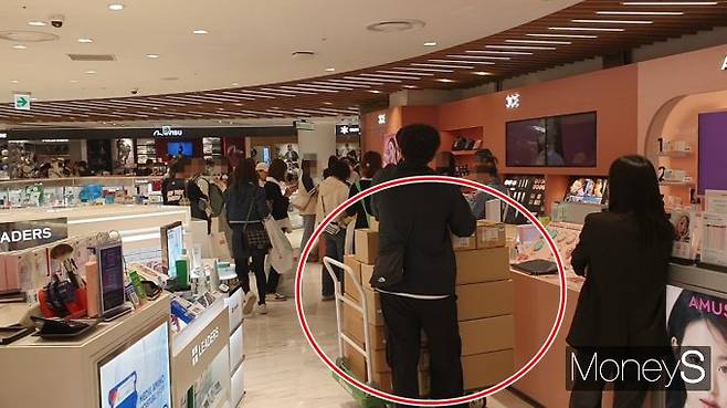 면세점 매출 가운데 '따이공'(代工·한국과 중국을 오가는 보따리상)이 차지하는 비율은 90% 수준이다. 사진은 서울 시내 한 면세점으로 따이공이 화장품을 대량구매하는 모습. /사진=정원기 기자