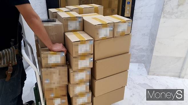 면세점의 송객 수수료 정상화로 인해 따이공 사이에선 구매대행이 사양길로 접어들었다는 의견이 나오고 있다. 사진은 따이공이 구매한 상품. /사진=정원기 기자