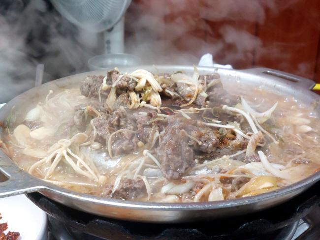 가장자리에 국물이 끓는 보건옥의 서울식 불고기판.