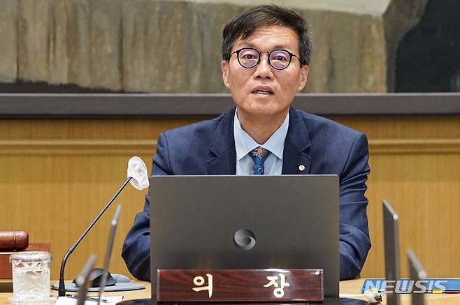 [서울=뉴시스] 사진공동취재단 = 이창용 한국은행 총재가 19일 서울 중구 한국은행에서 열린 금융통화위원회 본회의를 주재하고 있다. 2023.10.19. photo@newsis.com