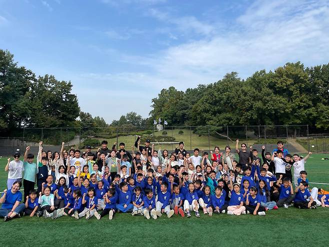 [서울=뉴시스] 프로축구 K리그2 서울 이랜드가 진행한 축구 클리닉. (사진=서울 이랜드 제공) *재판매 및 DB 금지