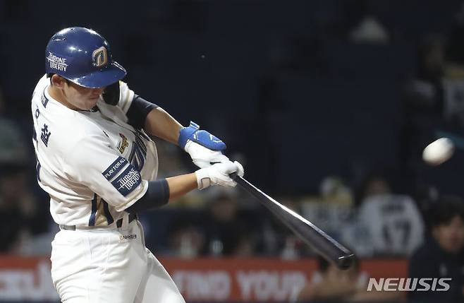 [창원=뉴시스] 김근수 기자 = 19일 경남 창원시 마산회원구 창원NC파크에서열린 2023 KBO 포스트시즌 와일드카드 결정 1차전 두산 베어스와 NC 다이노스의 경기, 4회말 2사 주자 만루 상황 NC 서호철이 역전 만루홈런을 치고 있다. 2023.10.19. ks@newsis.com