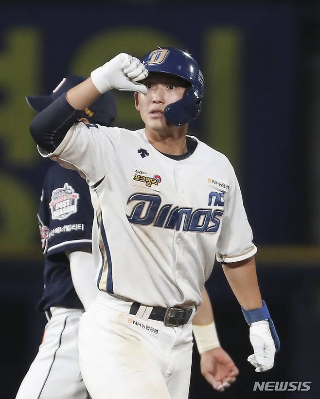 [창원=뉴시스] 김근수 기자 = 19일 경남 창원시 마산회원구 창원NC파크에서열린 2023 KBO 포스트시즌 와일드카드 결정 1차전 두산 베어스와 NC 다이노스의 경기, 7회말 7회말 1사 만루 상황에서 NC 서호철이 2타점 2루타를 치고 기뻐하고 있다. 2023.10.19. ks@newsis.com