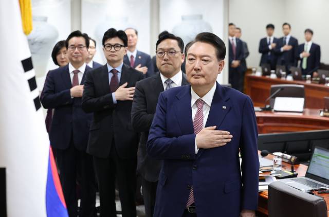 ▲윤석열 대통령과 한동훈 법무부 장관이 10월 10일 서울 용산 대통령실 청사에서 열린 국무회의에서 국기에 경례하고 있다. ⓒ연합뉴스