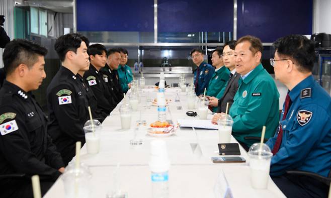 이상민 행정안전부 장관이 19일 오후 울릉군에서 울릉경비대를 방문해 격려했다. 울릉군 제공