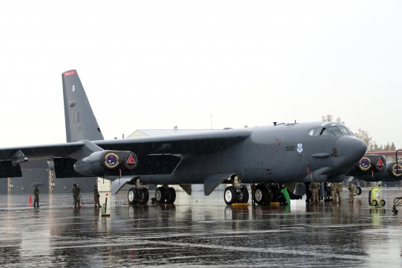 공개된 미군 전략폭격기 B-52H - 미군 전략폭격기 B-52H가 19일 청주 공군기지에 착륙해 있다.  국방부 제공