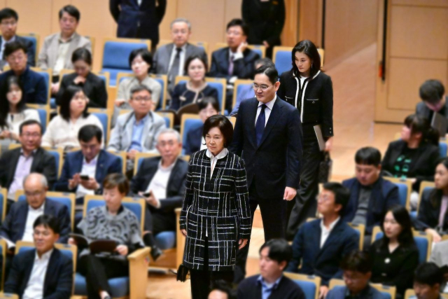 홍라희(맨 앞) 전 리움미술관장, 이재용 삼성전자 회장, 이서현 삼성복지재단 이사장이 19일 경기 용인 삼성 인재개발원 콘서트홀에서 열린 이건희 삼성전자 선대회장 3주기 추모 음악회에 입장하고 있다. 사진제공=삼성전자