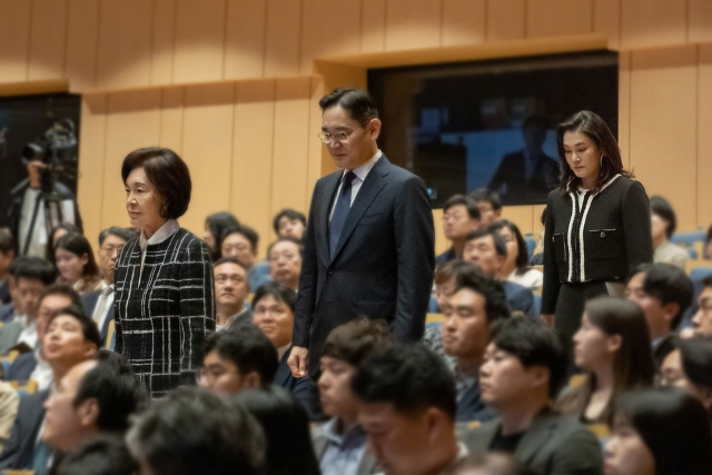 이재용(가운데) 삼성전자 회장, 홍라희(오른쪽) 전 리움미술관장, 이서현 삼성복지재단 이사장 등 삼성 오너 일가가 19일 경기 용인 삼성 인재개발원 콘서트홀에서 열린 이건희 삼성전자 선대회장 3주기 추모 음악회에 입장하고 있다. 사진제공=삼성전자