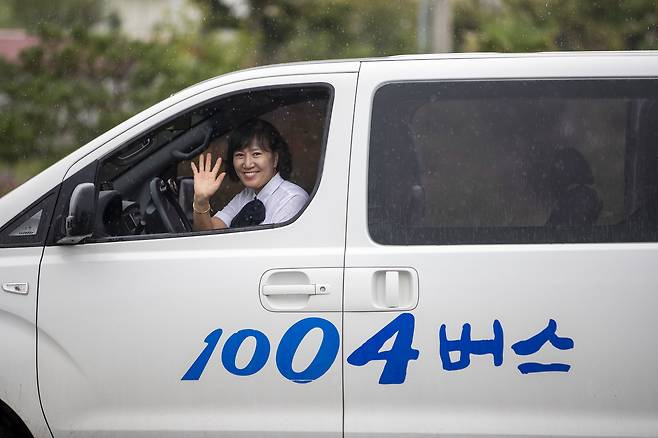 전남 신안군은 전국 최초로 버스 완전공영제를 도입했다. 김성숙씨는 신안군 팔금면에서 수요응답형 관내 버스인 1004 버스를 운전한다. ⓒ시사IN 박미소