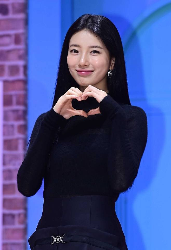 배우 겸 가수 수지가 18일 서울 강남구 코엑스 신한카드 아티움에서 열린 넷플릭스 드라마 ‘이두나!’ 제작발표회 무대에 올라 포즈를 취하고 있다. 주현희 기자 teth1147@donga.com