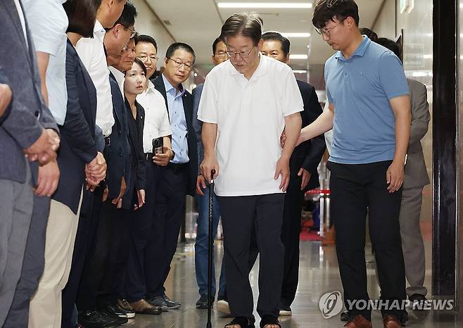 수척해진 모습의 이재명 대표 (서울=연합뉴스) 신준희 기자 = 단식 중인 더불어민주당 이재명 대표가 17일 오후 수척해진 모습으로 당 대표실 앞을 걸어가고 있다. 2023.9.17 hama@yna.co.kr