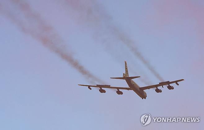 성남 서울공항 상공에 뜬 미군 전략폭격기 B-52 (성남=연합뉴스) 진성철 기자 = 17일 경기도 성남 서울공항에서 열린 '서울 아덱스(ADEX) 2023' 개막식에서 미군 전략폭격기 B-52 '스트래토포트리스'가 축하 비행을 하고 있다. 2023.10.17 zjin@yna.co.kr