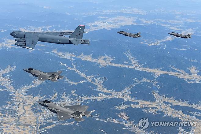 한반도 상공에서 펼쳐진 한미 연합공중훈련 (서울=연합뉴스) 17일 미국 공군의 B-52H 전략폭격기와 한국 공군의 F-35A 전투기들이 한반도 상공에서 한미 연합공중훈련을 실시하고 있다. 2023.10.17 [공군 제공. 재판매 및 DB 금지] photo@yna.co.kr