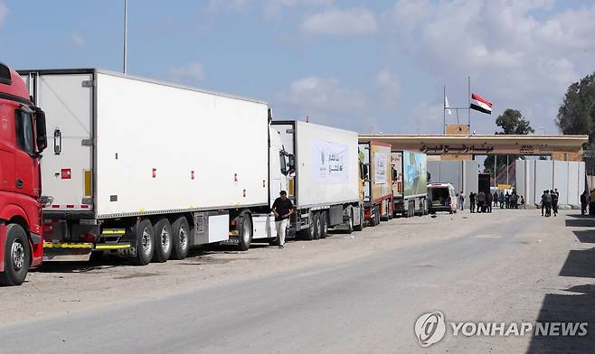 가자지구 남부 라파 검문소 앞에서 통과 기다리는 구호품 차량 [EPA=연합뉴스]