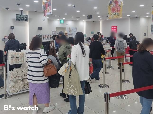 다이소에 몰린 사람들 /사진=한전진 기자 noretreat@