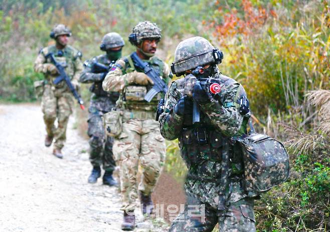 한-영 양국군 장병들이 KCTC 훈련 중 산악지역 전투를 하고 있다. (사진=육군)