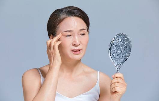 안검하수는 눈 뜨는 근육의 힘이 약해서 생긴다ㅣ출처: 게티이미지뱅크