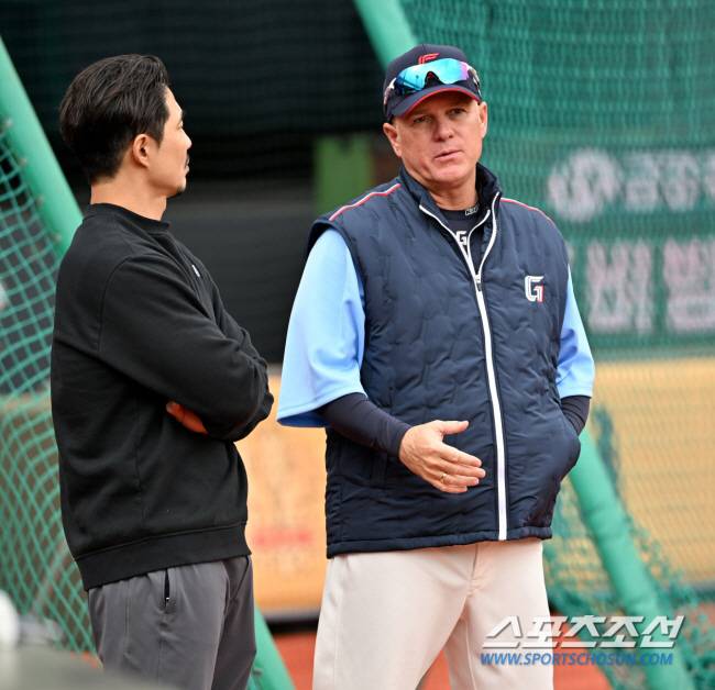 서튼 전 감독과 성민규 단장. 스포츠조선DB