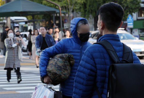 내륙 대부분 지역 아침 기온이 5도 내외로 내려가며 쌀쌀한 날씨를 보인 17일 오전 서울 광화문 거리를 지나는 시민들이 출근길 발걸음을 재촉하고 있다. 뉴스1
