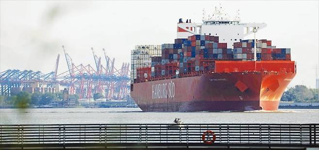 지난 10일 독일 함부르크항에서 컨테이너 회사 함부르크수드의 컨테이너선이 북해로 이어지는 엘베강을 타고 출항하고 있다.  /AFP연합뉴스