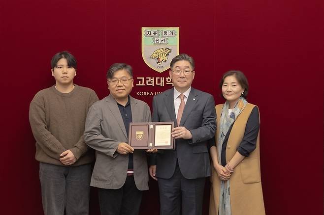 이태원 참사로 숨진 고(故) 신애진씨의 유가족들이 지난 19일 서울 성북구 고려대 본관 총장실에서 김동원 총장에게 장학기금을 전달하고 있다. 왼쪽부터 신씨의 동생, 아버지 신정섭씨, 김 총장, 어머니 김남희씨 / 사진 = 고려대