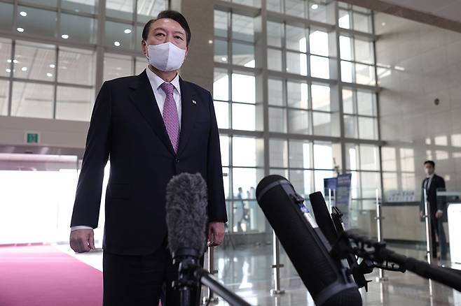 ▲2022년 11월 용산 대통령실 출근길에 출입기자들 질문을 받고 있는 윤석열 대통령. 사진=대통령실