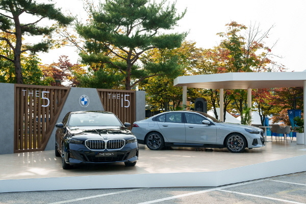 갤러리 플라자에 전시된 BMW 뉴 5시리즈 [사진제공=BMW코리아]