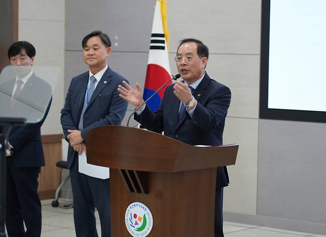 지난 19일 오후 하윤수 부산시교육감이 부산시교육청 별관 국제회의실에서 학교행정지원청 설립에 관한 기자회견을 하고 있다. [사진=부산교육청]