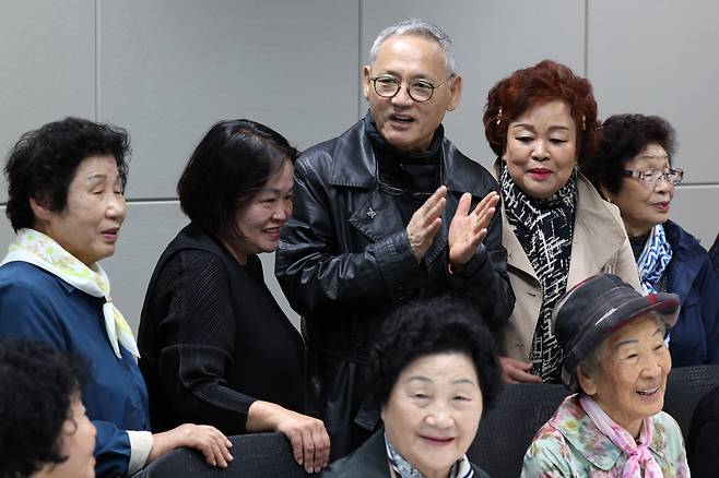 유인촌 문화체육관광부 장관이 20일 오후 광주 동구 국립아시아문화전당(ACC)에서 5·18 민주화운동 유가족으로 구성된 '옛 전남도청 복원지킴이'와 간담회를 하고 있다. ACC는 5·18 역사현장인 옛 전남도청과 전남경찰청 청사를 활용해 조성됐다. 역사현장 복원 사업이 추진 중이다. 연합뉴스