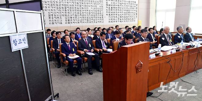 '부산 돌려차기' 사건 피해자(왼쪽 가림막)가 20일 서울 여의도 국회에서 열린 법제사법위원회의 대전고등법원·부산고등법원·특허법원 등에 대한 국정감사에 참고인으로 출석해 의원 질의에 답변을 하고 있다. 윤창원 기자