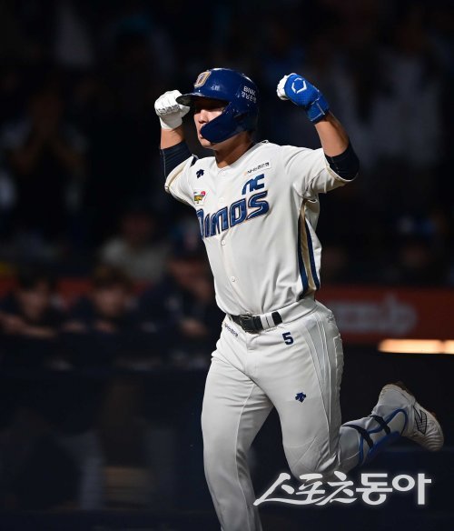 19일 창원NC파크에서 열린 ‘2023 KBO 포스트시즌’ NC 다이노스와 두산 베어스의 와일드카드 1차전 경기에서 4회말 2사 만루 NC 서호철이 역전 좌월 만루 홈런을 친 후 세리머니를 하고 있다. 창원 | 주현희 기자 teth1147@donga.com