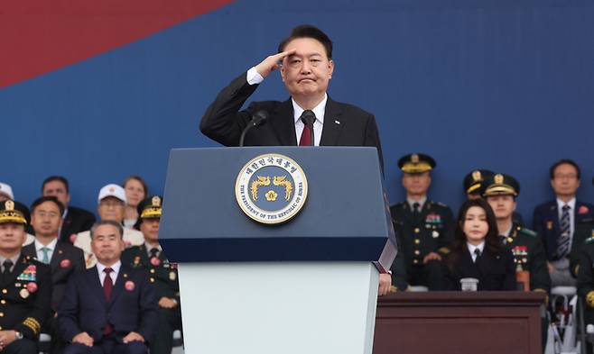 윤석열 대통령이 지난 9월 26일 성남 서울공항에서 열린 건군 제75주년 국군의 날 기념식에서 기념사를 하기 전 거수 경례를 하고 있다./대통령실사진기자단