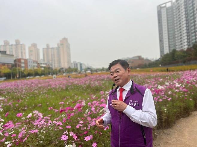 이필형 동대문구청장 (서울=연합뉴스) 김기훈 기자 = 이필형 동대문구청장이 19일 서울시립도서관(동대문) 건립 부지(전농동 691-3번지)에서 기자들에게 초화원인 '지식의 꽃밭'에 대해 설명하고 있다. 2023.10.20 kihun@yna.co.kr