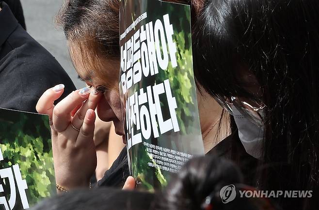 '신림동 성폭행' 피해자 추모 (서울=연합뉴스) 김주성 기자 = '공원 여성살해 사건 피해자 추모 및 여성폭력 방치 국가 규탄 긴급행동'에 참가한 한국성폭력상담소 등 여성단체 회원과 시민들이 24일 오전 서울 관악구 신림동 성폭행 살인 사건 범죄 현장 인근에서 추모집회를 하고 있다. 2023.8.24 utzza@yna.co.kr