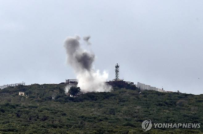 헤즈볼라 포격으로 이스라엘군 기지에 연기가 피어오르는 모습 [EPA=연합뉴스]